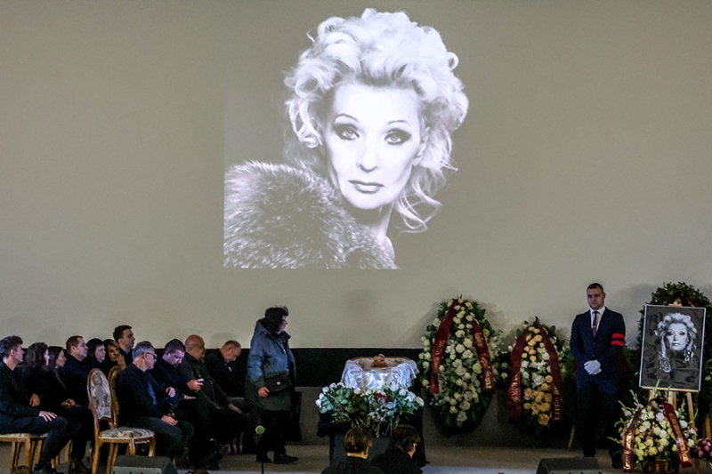 «Светлячок, светись!»: как простились с актрисой Светланой Светличной