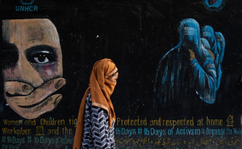 Талибы решили запретить салоны красоты из-за цен и коррекции бровей