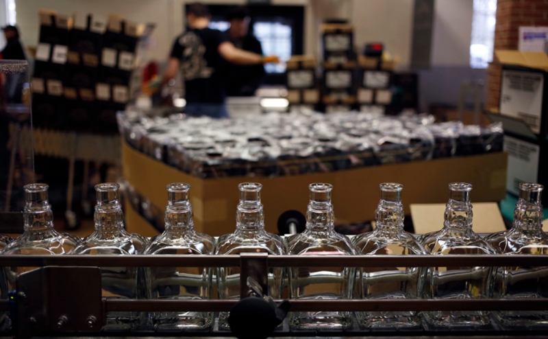 Таможня призвала клеить акцизные марки на алкоголь в России вместо