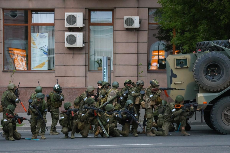 ТАСС показал фото вооруженных людей в камуфляже у штаба ЮВО в Ростове