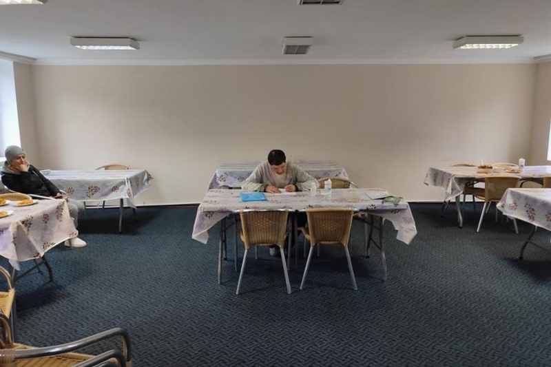 «Те, кто себя не нашел»: кто и как до сих пор живет в ПВР для беженцев