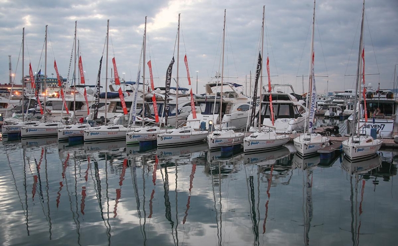 Теплая погода и отказ от отдыха за рубежом разогнали спрос на