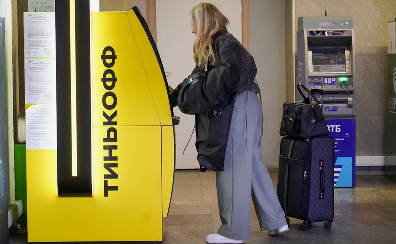 «Тинькофф» начнет брать комиссию за пополнение счета наличными в