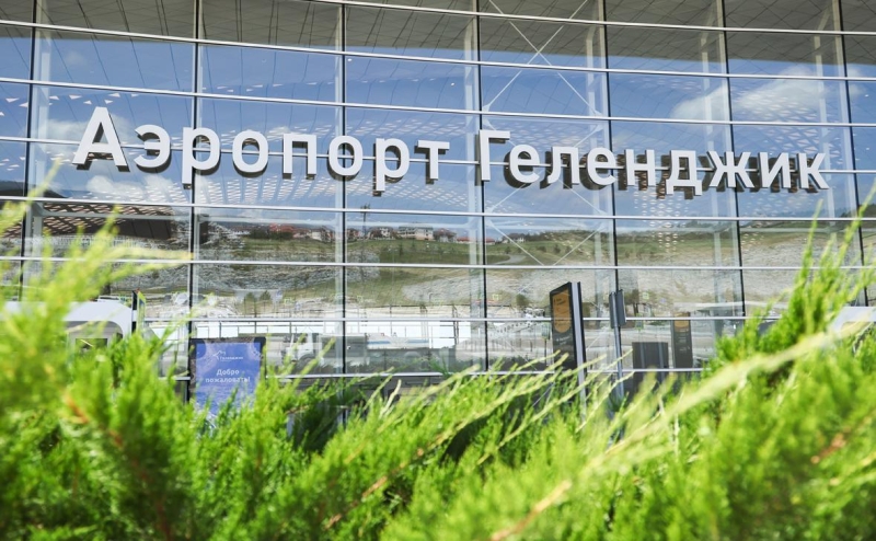 Только открытый аэропорт Геленджика временно приостановил рейсы