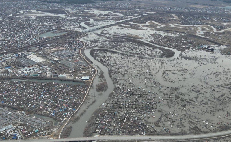 «Топит всё, везде». Очевидцы рассказали о последствиях дождей в Дубае