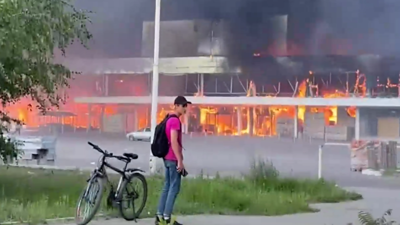 Торговый центр &laquo;Галактика&raquo; загорелся в Донецке после удара ВСУ