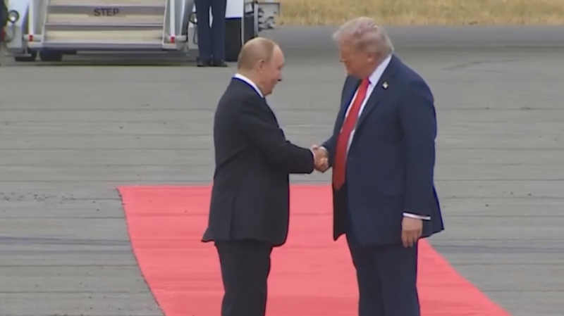 Трамп лично встретил Путина на Аляске