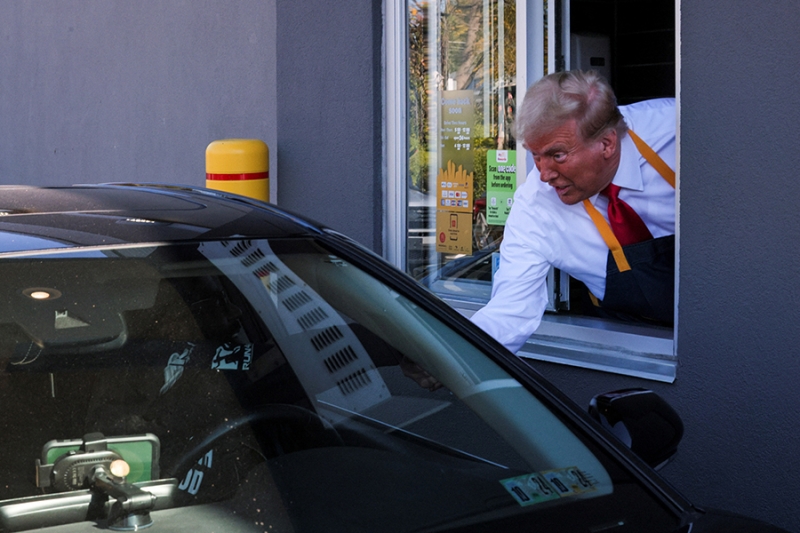 Трамп пожарил и роздал картошку фри в &laquo;Макдональдсе&raquo;