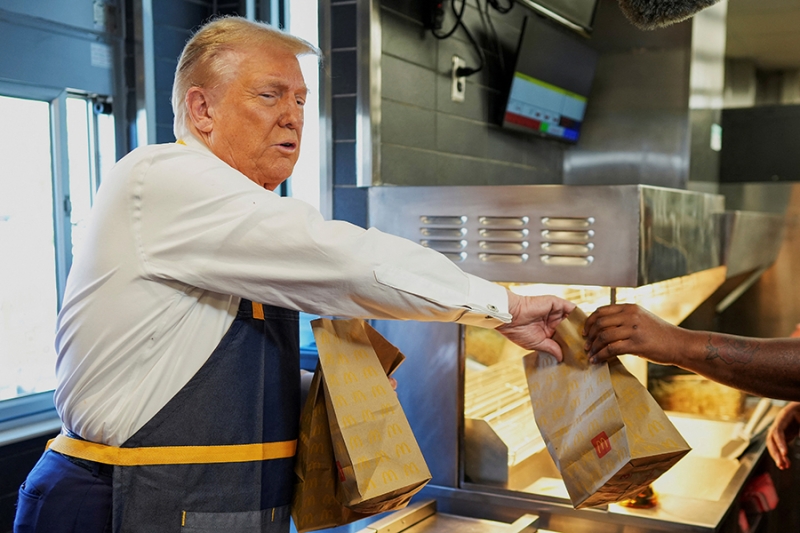 Трамп пожарил и роздал картошку фри в &laquo;Макдональдсе&raquo;