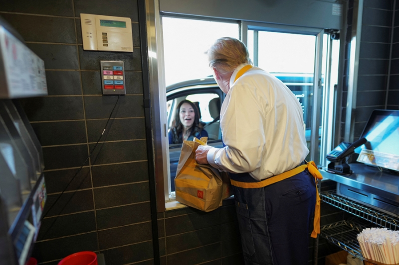 Трамп пожарил и роздал картошку фри в &laquo;Макдональдсе&raquo;