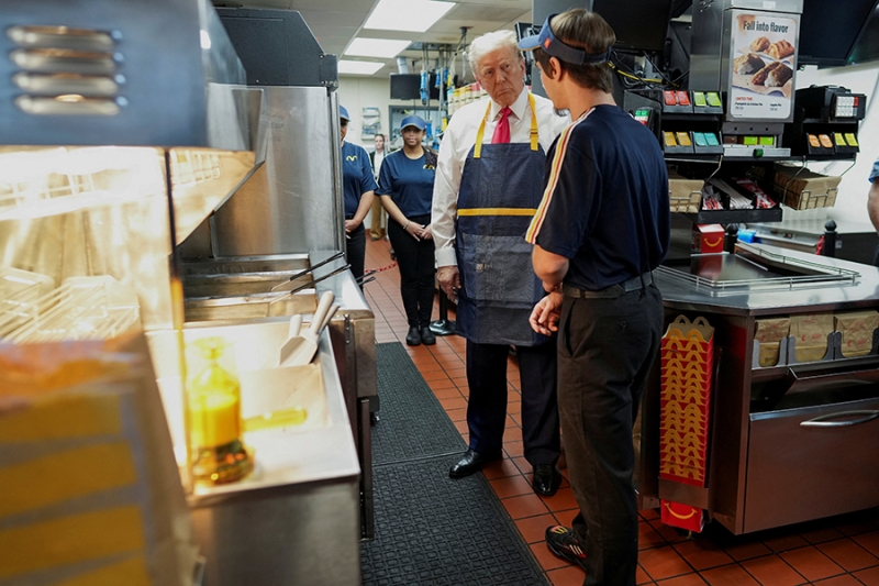 Трамп пожарил и роздал картошку фри в &laquo;Макдональдсе&raquo;