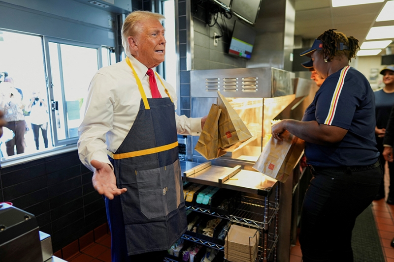 Трамп пожарил и роздал картошку фри в &laquo;Макдональдсе&raquo;