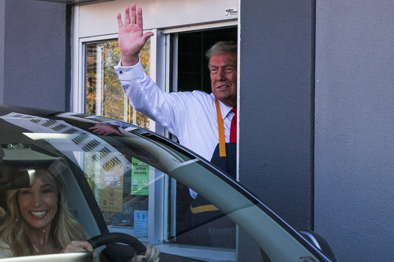 Трамп пожарил и роздал картошку фри в &laquo;Макдональдсе&raquo;