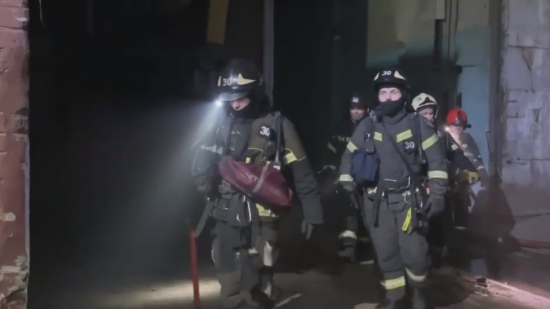 Три человека попали в больницу после пожара в здании Электрозавода