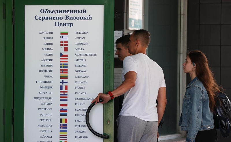 Турфирмы заявили о сотнях заявок на туры в Европу и очередях на Шенген