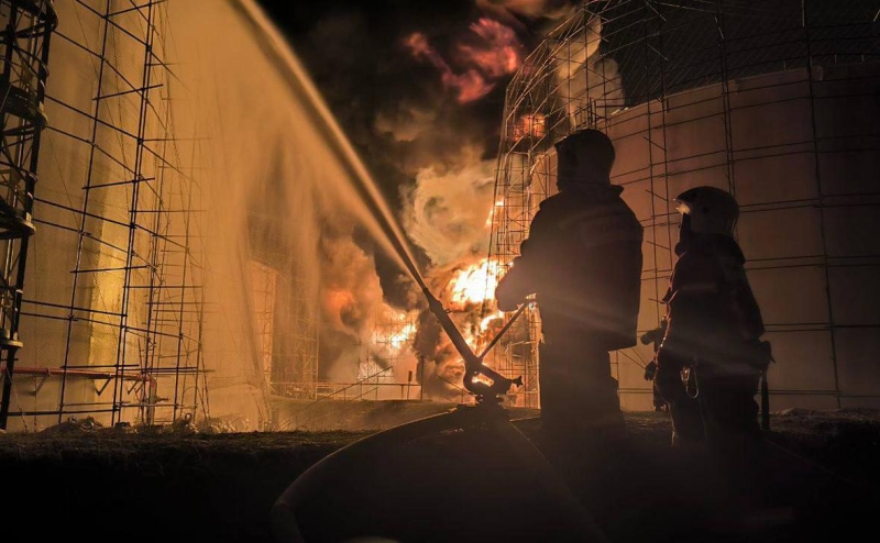 Тушить нефтебазу в Воронежской области отправили два поезда