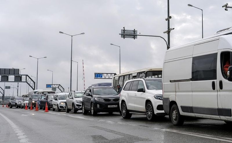 У Крымского моста образовалась пятикилометровая пробка