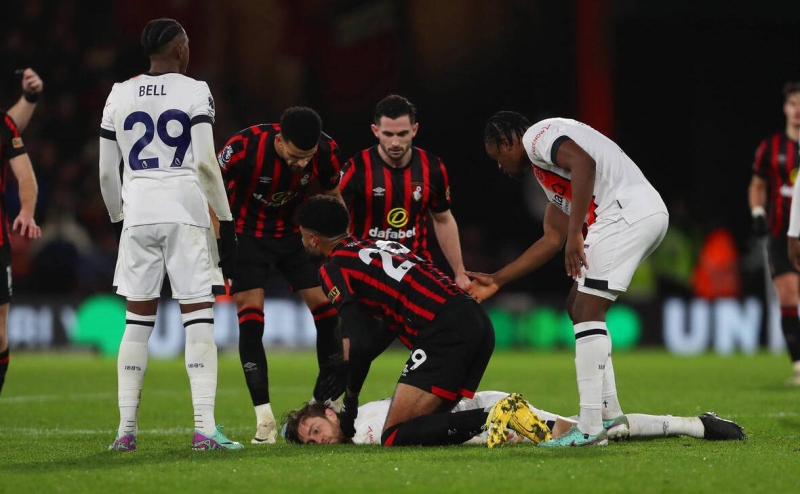 У потерявшего сознание на матче игрока АПЛ на время остановилось