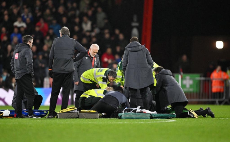 У потерявшего сознание на матче игрока АПЛ на время остановилось