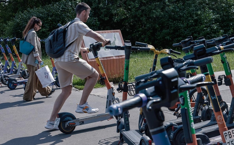 У россиян стал снижаться интерес к поездкам на работу на самокатах