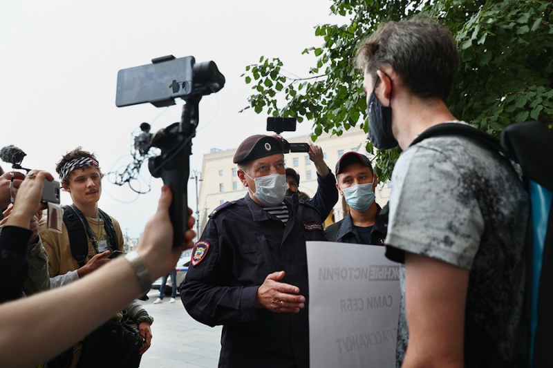 У здания ФСБ задержали выступивших против признания СМИ иноагентами
