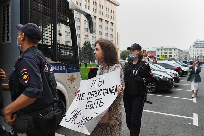 У здания ФСБ задержали выступивших против признания СМИ иноагентами
