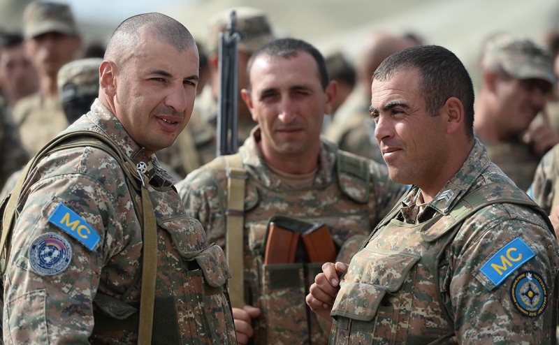 У здания парламента в Ереване пострадали 17 полицейских