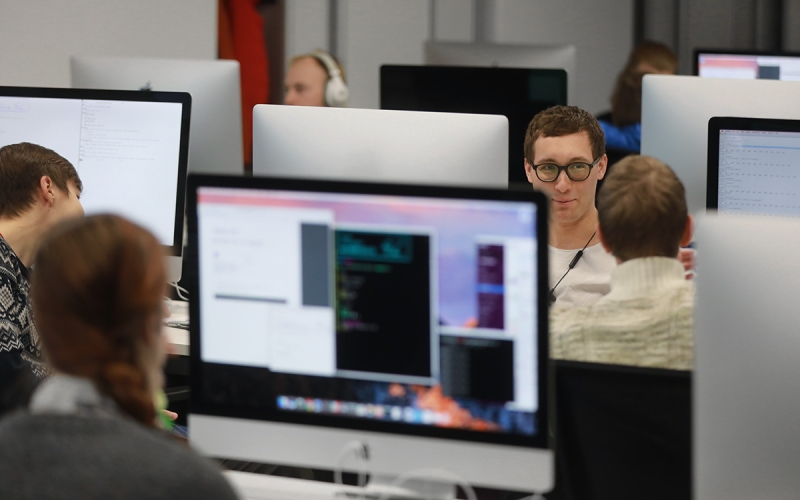 Участники рынка предупредили о риске для айтишников из-за закона об