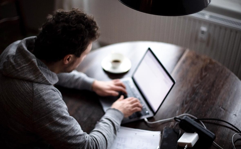 Удаленщики чаще офисных сотрудников лишались работы в 2023 году