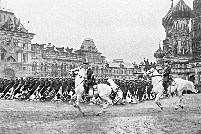 Уэльский полк и шествия под дождем: как проходили юбилейные парады