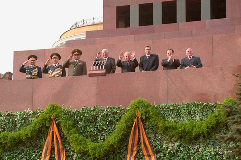 Уэльский полк и шествия под дождем: как проходили юбилейные парады