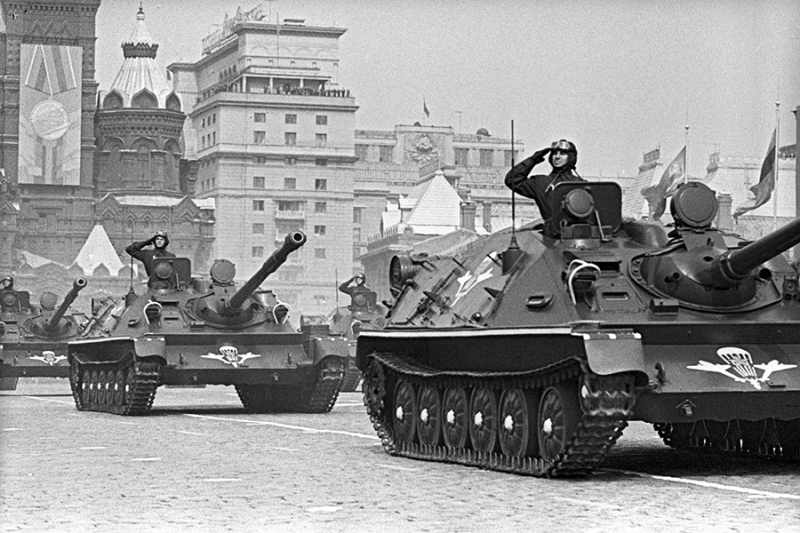 Уэльский полк и шествия под дождем: как проходили юбилейные парады