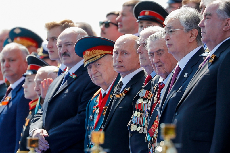 Уэльский полк и шествия под дождем: как проходили юбилейные парады