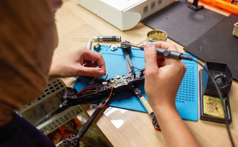 Украинцам предложили собирать FPV-дроны на дому