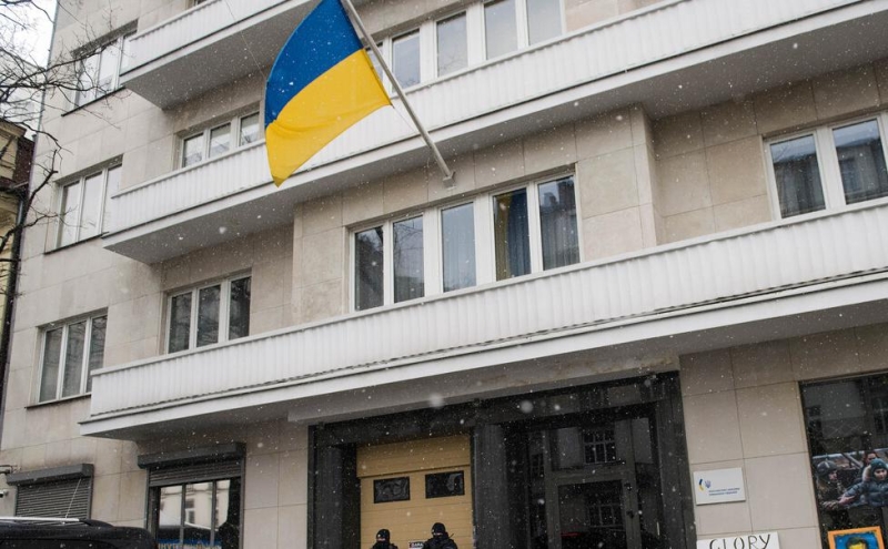 Украинцам призывного возраста запретили консульские услуги за рубежом