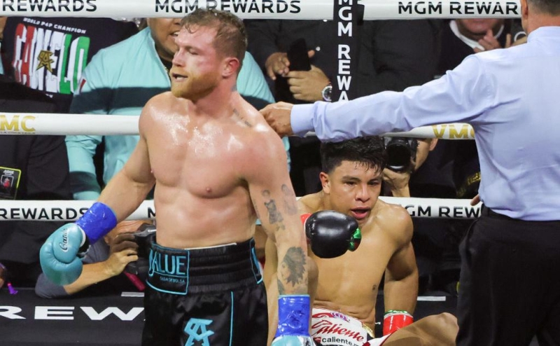 Украинский боксер Ломаченко завоевал два чемпионских титула