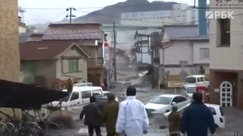 Улицы ушли под воду, машины смыло. Видео землетрясения и цунами в