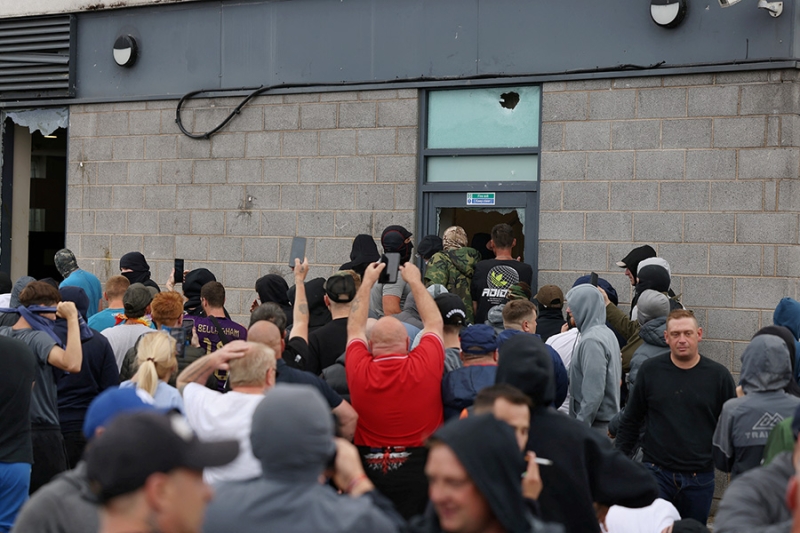 Ультраправые в Британии попытались взять штурмом отель с мигрантами