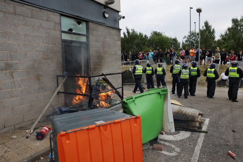 Ультраправые в Британии попытались взять штурмом отель с мигрантами