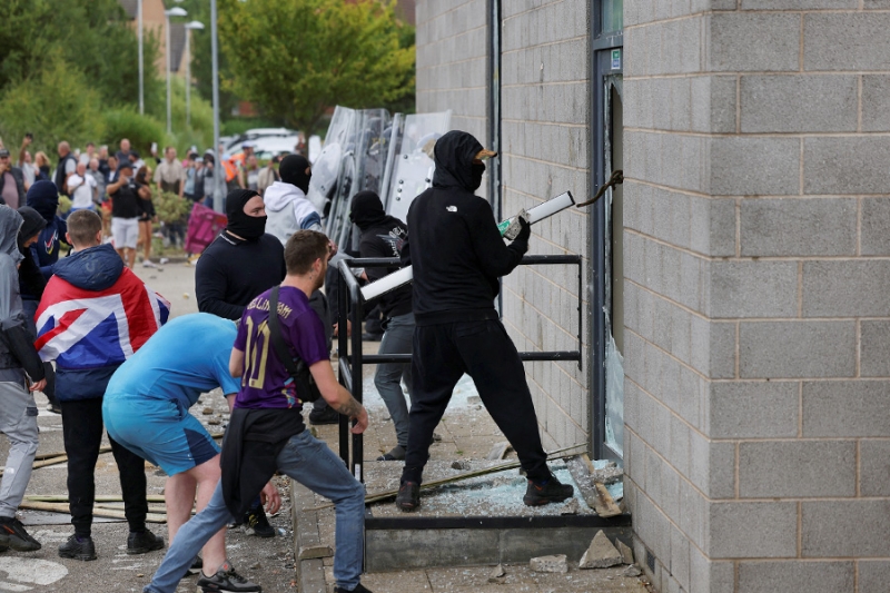 Ультраправые в Британии попытались взять штурмом отель с мигрантами