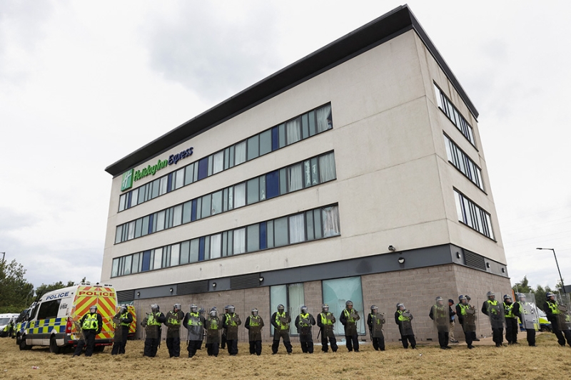 Ультраправые в Британии попытались взять штурмом отель с мигрантами