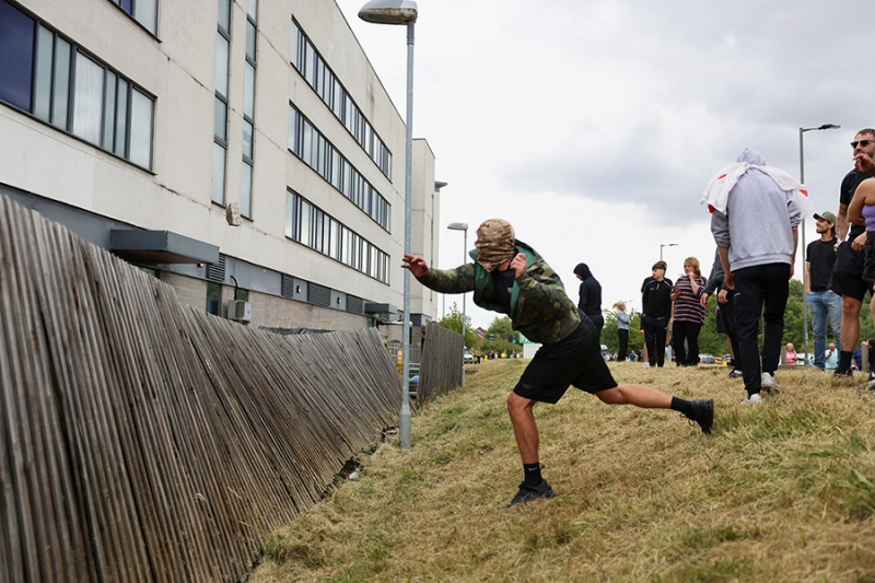 Ультраправые в Британии попытались взять штурмом отель с мигрантами