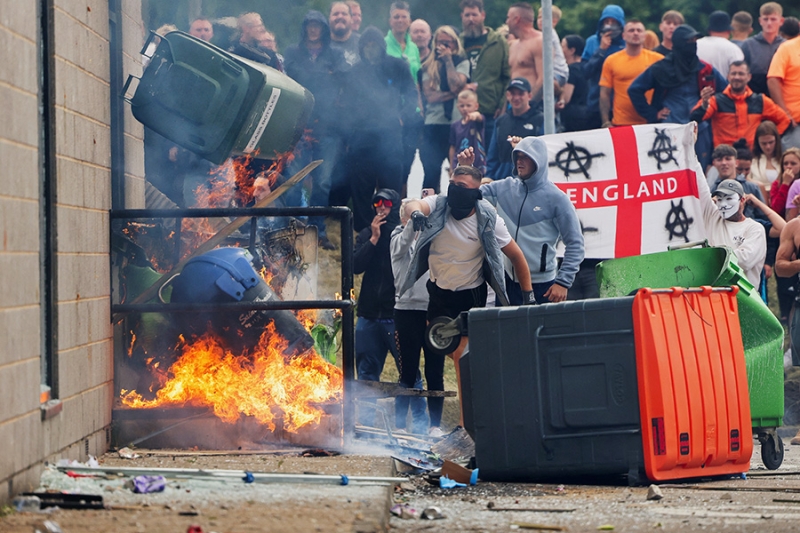 Ультраправые в Британии попытались взять штурмом отель с мигрантами