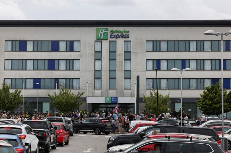 Ультраправые в Британии попытались взять штурмом отель с мигрантами