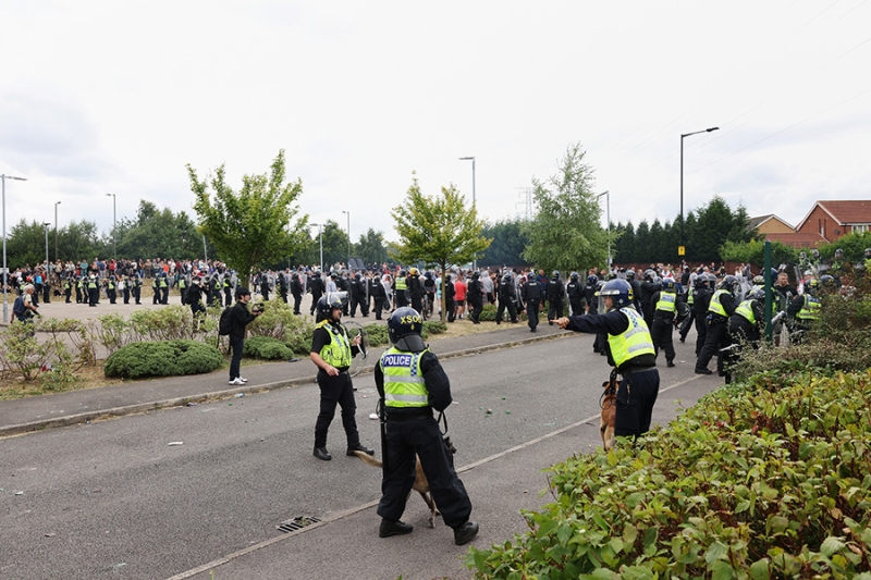 Ультраправые в Британии попытались взять штурмом отель с мигрантами