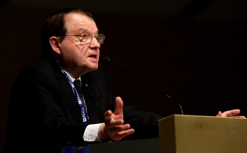 Умер открывший ВИЧ вирусолог Люк Монтанье