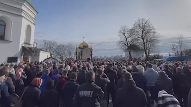 УПЦ провела службу в Киево-Печерской лавре перед выселением монахов