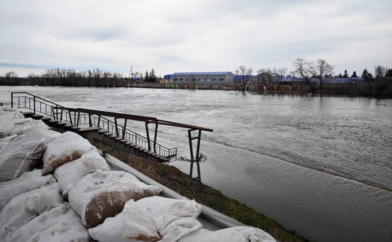 Уровень воды у Кургана достиг опасной отметки