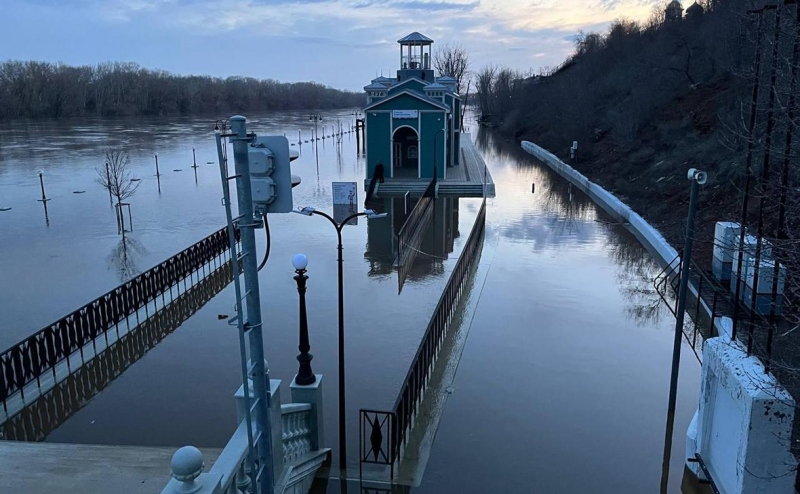 Уровень воды в Оренбурге продолжил рост выше опасной отметки