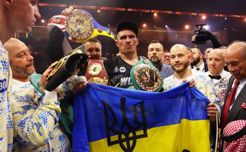 Усик заявил, что Зеленский принес Трампу не его чемпионский пояс